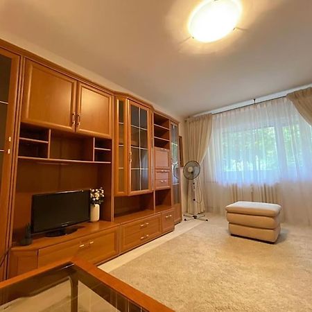 Lovely & Quiet 1-Bedroom Condo With Free Parking Bukares Bagian luar foto