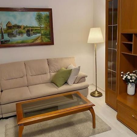 Lovely & Quiet 1-Bedroom Condo With Free Parking Bukares Bagian luar foto