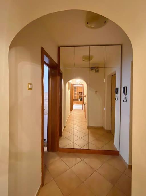 Lovely & Quiet 1-Bedroom Condo With Free Parking Bukares Bagian luar foto