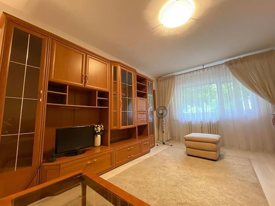 Lovely & Quiet 1-Bedroom Condo With Free Parking Bukares Bagian luar foto