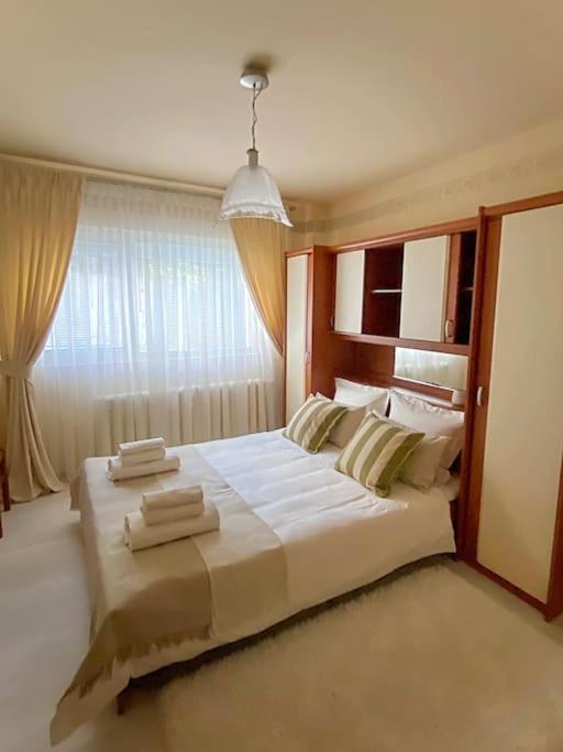 Lovely & Quiet 1-Bedroom Condo With Free Parking Bukares Bagian luar foto
