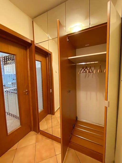 Lovely & Quiet 1-Bedroom Condo With Free Parking Bukares Bagian luar foto