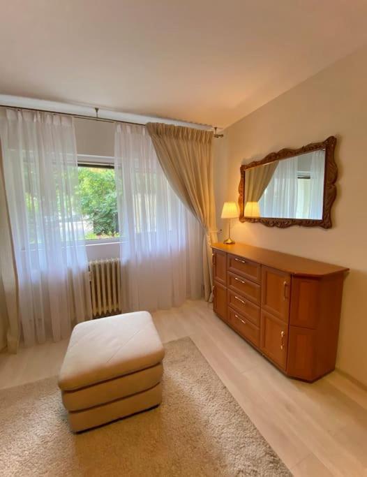 Lovely & Quiet 1-Bedroom Condo With Free Parking Bukares Bagian luar foto