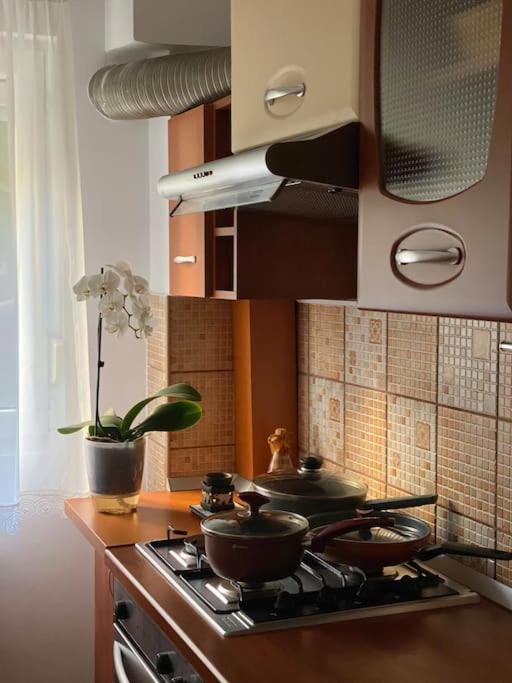 Lovely & Quiet 1-Bedroom Condo With Free Parking Bukares Bagian luar foto