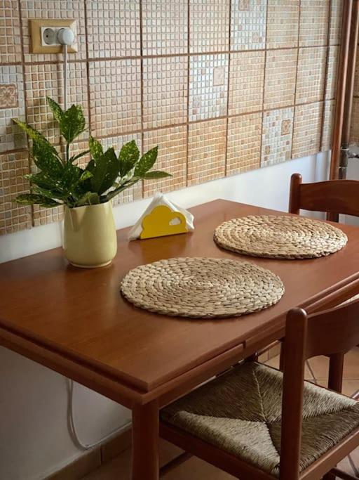 Lovely & Quiet 1-Bedroom Condo With Free Parking Bukares Bagian luar foto