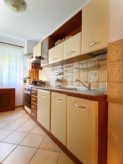 Lovely & Quiet 1-Bedroom Condo With Free Parking Bukares Bagian luar foto