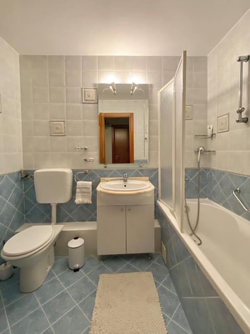 Lovely & Quiet 1-Bedroom Condo With Free Parking Bukares Bagian luar foto