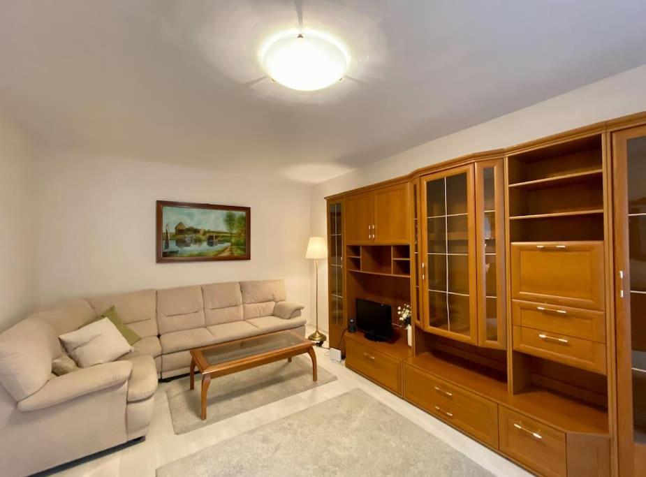 Lovely & Quiet 1-Bedroom Condo With Free Parking Bukares Bagian luar foto