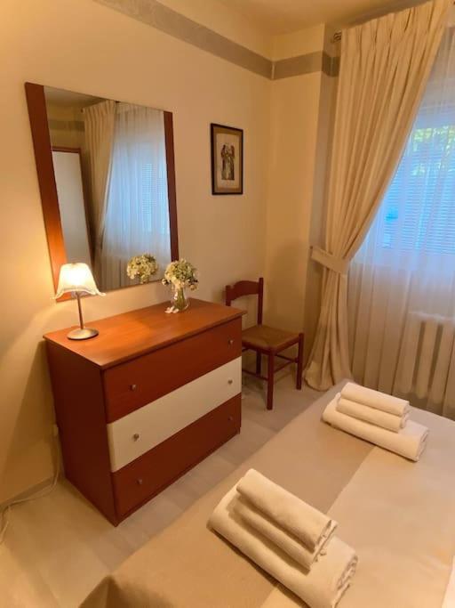Lovely & Quiet 1-Bedroom Condo With Free Parking Bukares Bagian luar foto